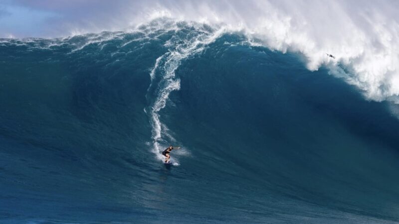 Big rider brasileira pega onda que pode ser a maior já surfada por uma mulher