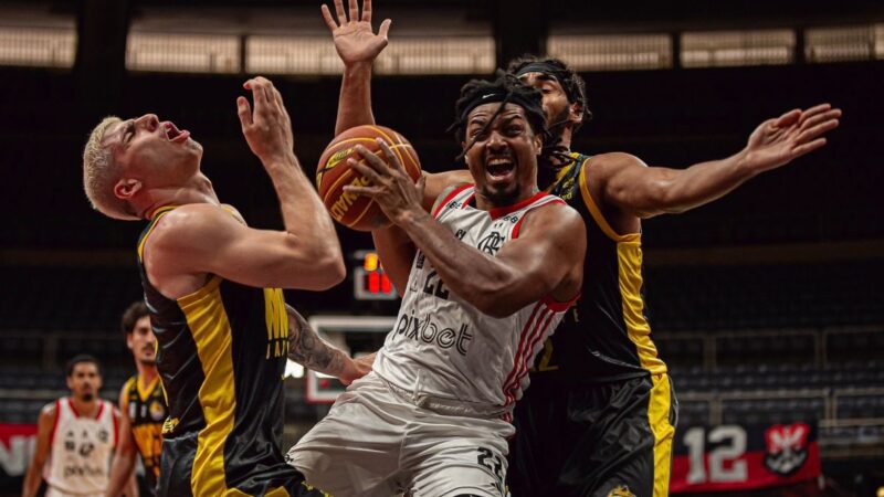 Flamengo vence Mogi com facilidade em jogaço de Shaq Johnson