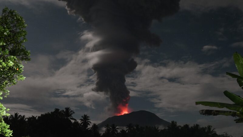 Vulcão entra em erupção na Indonésia e projeta nuvem de fumaça quilométrica no céu