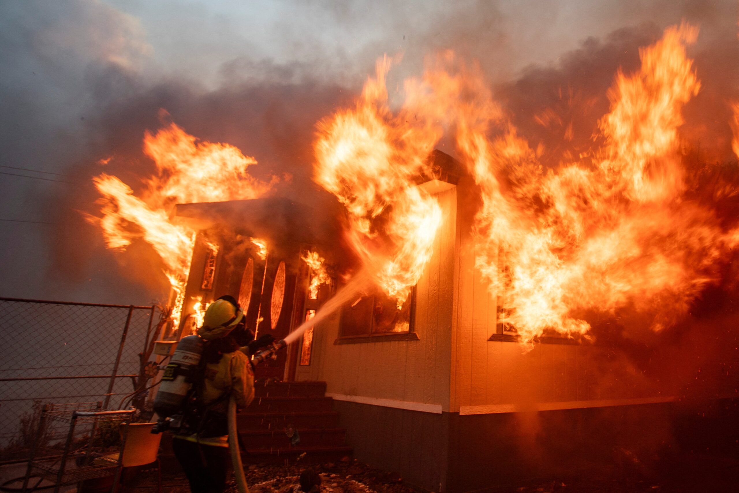 Número de mortos em incêndios de Los Angeles sobe para 11; SIGA