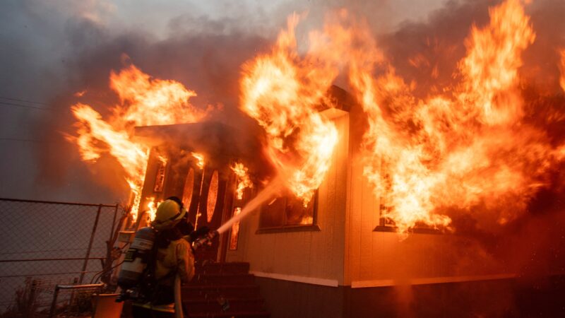 Incêndios sem precedentes deixam mortos e destroem casas em Los Angeles; SIGA