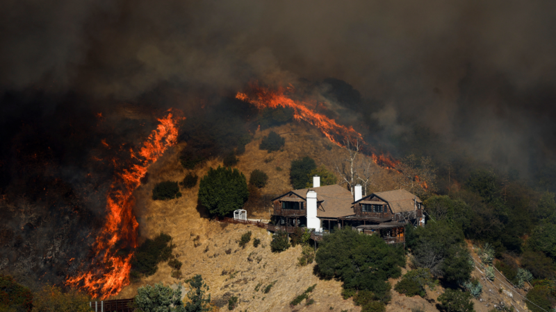 Bombeiros de Los Angeles correm contra o tempo para controlar chamas em meio a retorno de fortes ventos