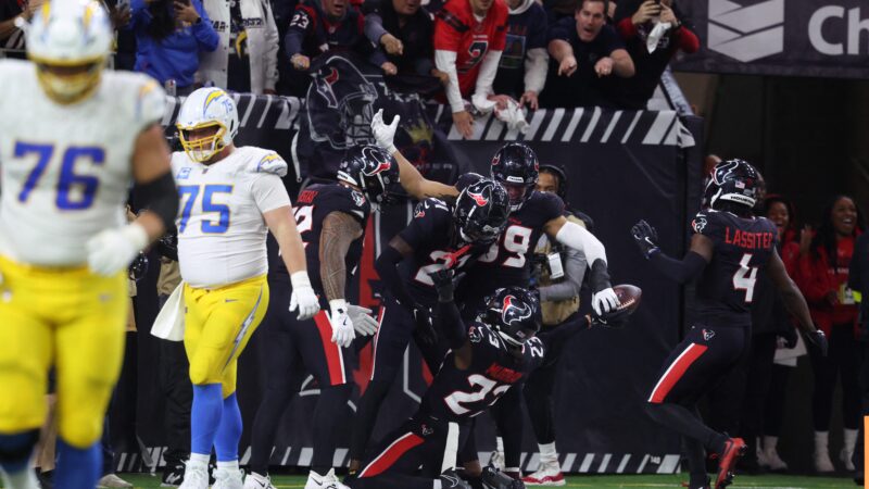 NFL: defesa engole Herbert, Texans batem Chargers e avançam