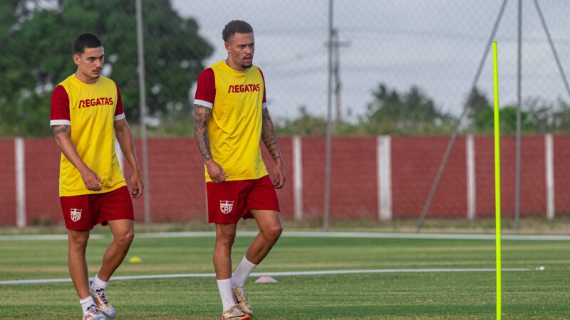 Recuperado de cirurgia no joelho, Vitinho treina com o elenco do CRB