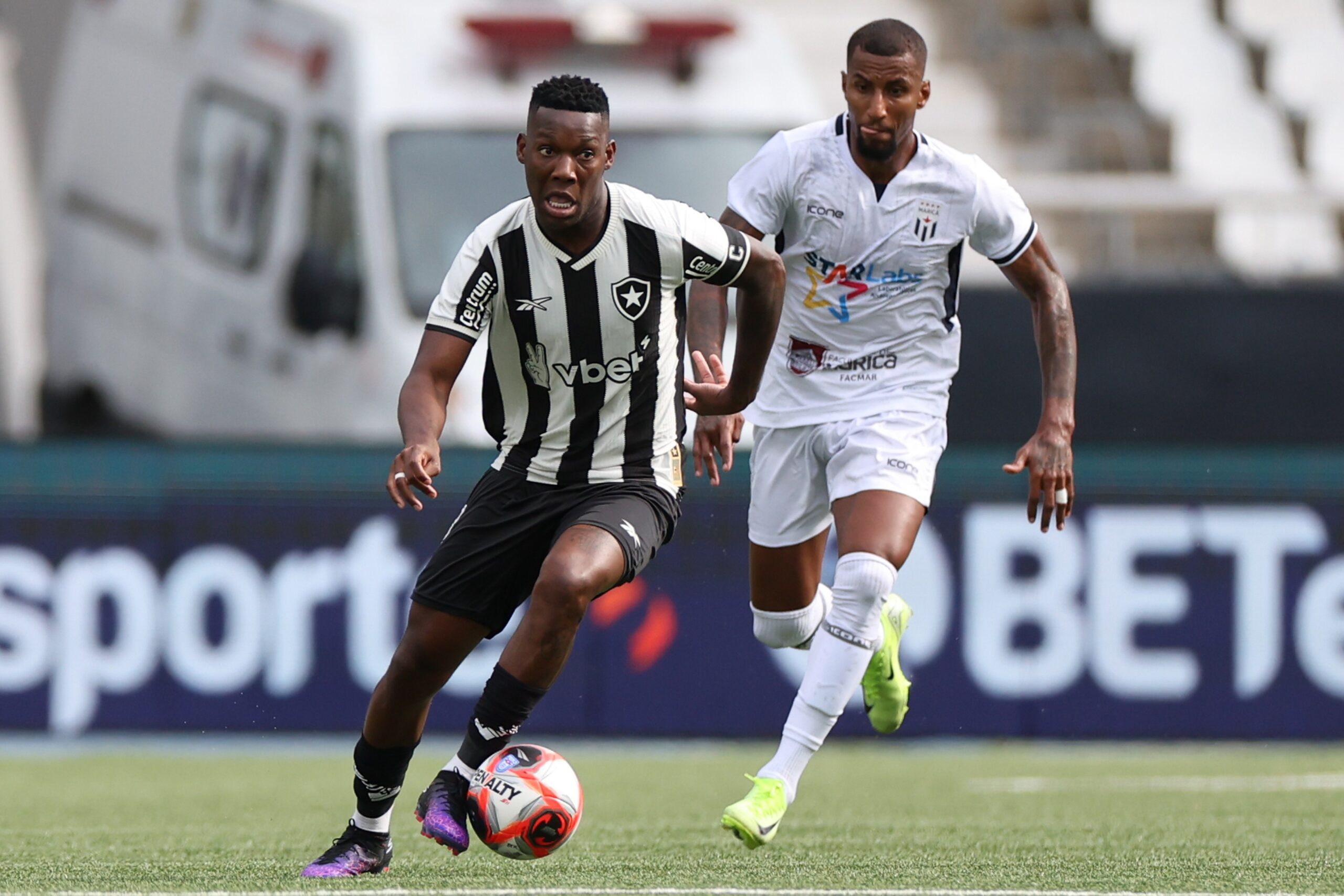 Patrick de Paula se emociona após voltar a marcar pelo Botafogo: “Só eu sei o que passei”