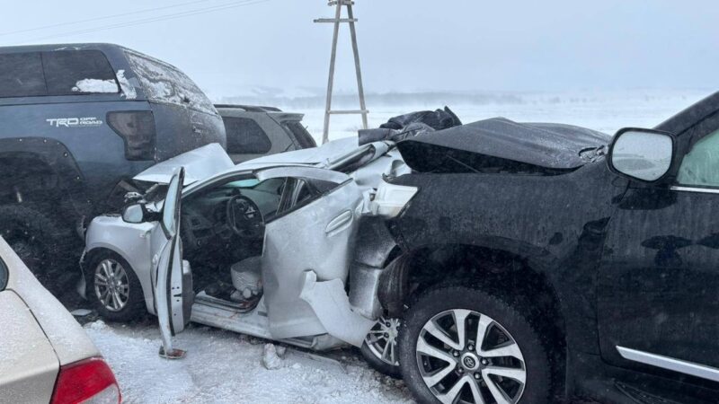 Mau tempo causa engavetamento gigantesco, com 95 carros batidos, no Cazaquistão; VÍDEO