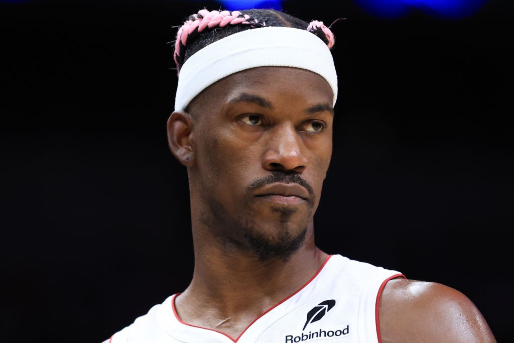 Jimmy Butler é suspenso por sete jogos e deve ser trocado pelo Miami Heat