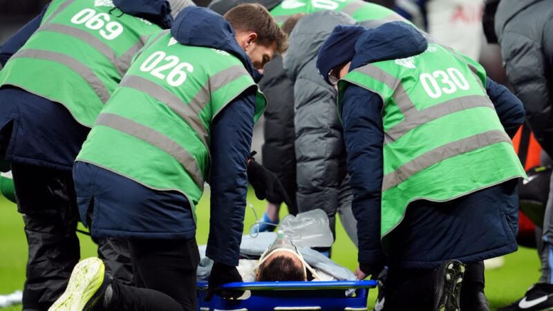 Jogador do Tottenham é levado a hospital após queda feia no jogo contra o Liverpool; veja imagens