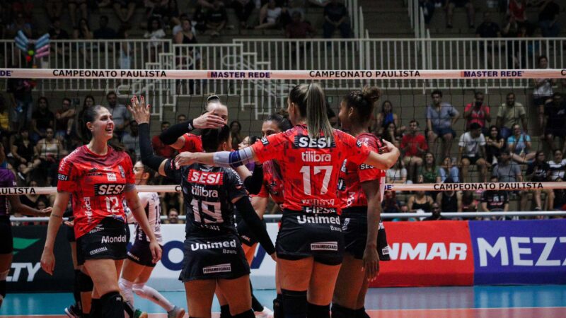 Sesi-Bauru sofre, mas vence o lanterna Brusque e dorme na liderança da Superliga Feminina