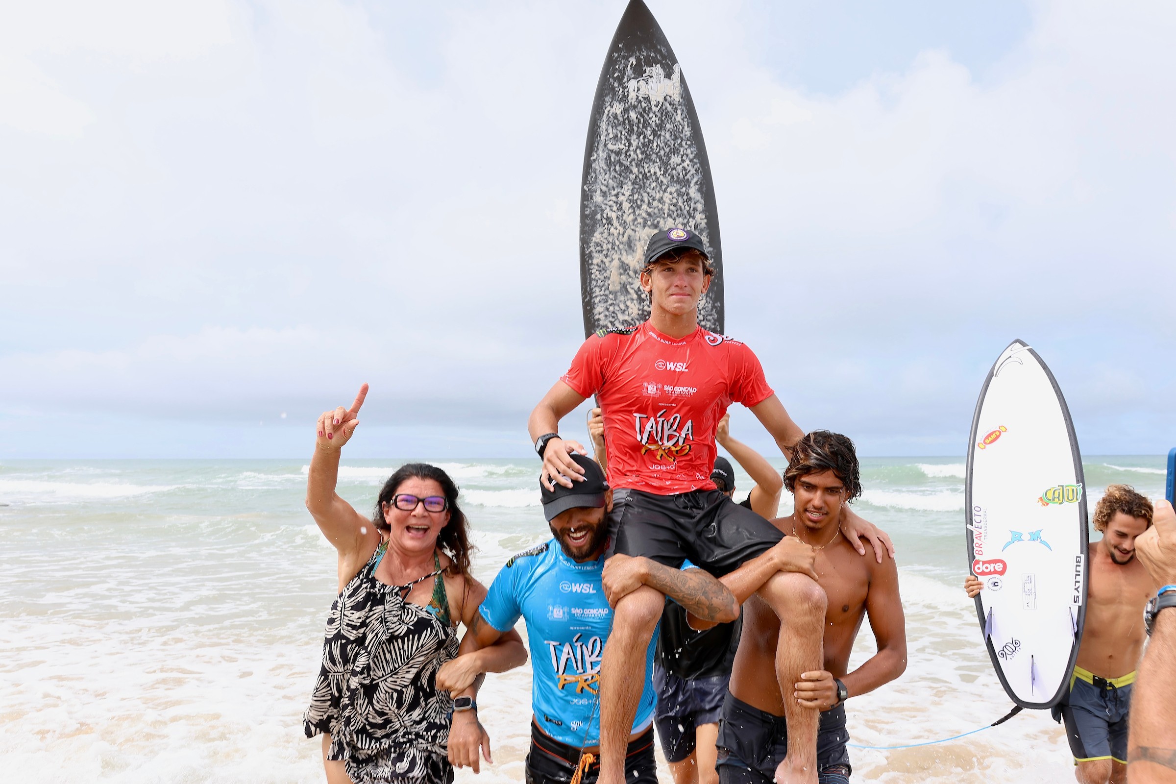 Surfistas potiguares dominam QS 1000 na Praia da Taíba