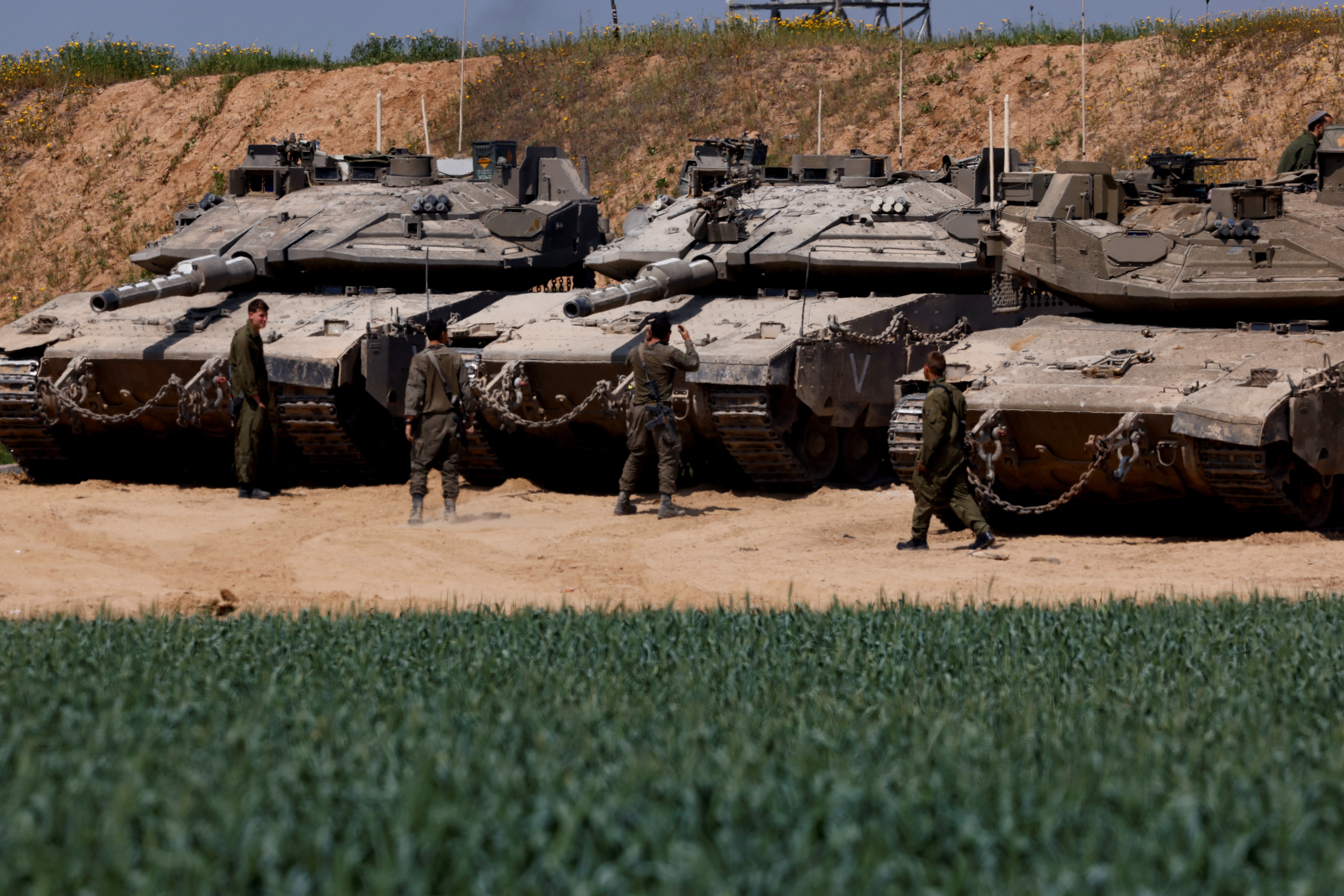 Após romper trégua, Israel volta a bombardear Gaza nesta terça, envia tanques e diz que ofensiva seguirá