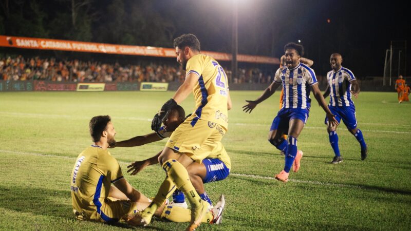 Enderson Moreira que me desculpe, mas Avaí é favorito contra a Chapecoense