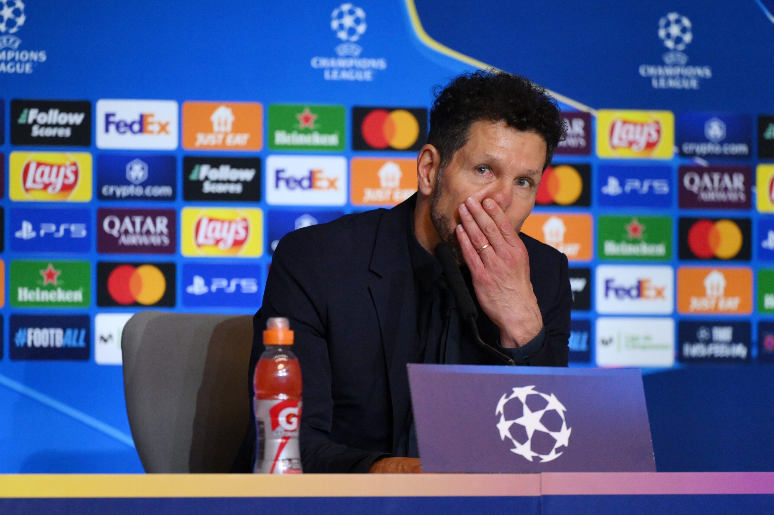 Simeone questiona dois toques de Álvarez, e Courtois diz: “Estou farto deste vitimismo”