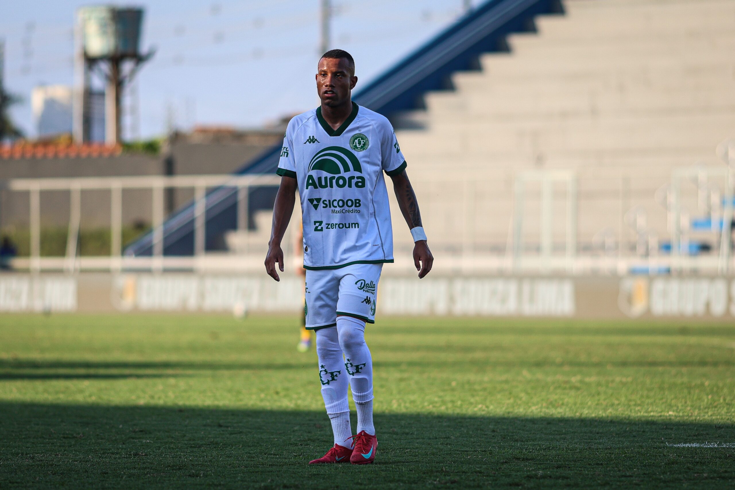 Árbitro utiliza protocolo antirracismo no duelo entre Amazonas e Chapecoense