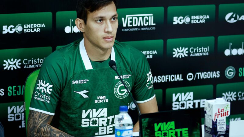 Ex-CSA, Brayann marca pela primeira vez com a camisa do Goiás