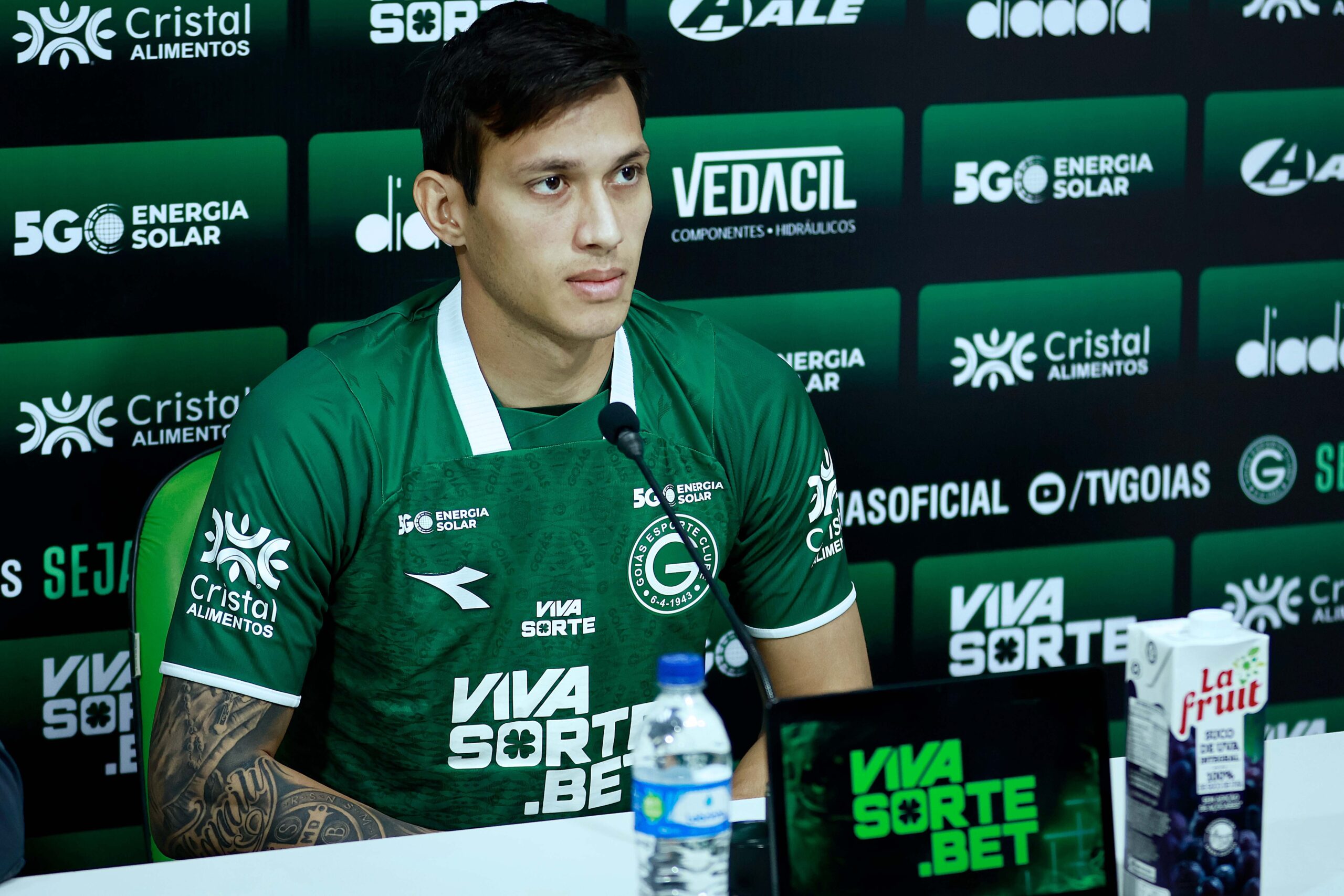 Ex-CSA, Brayann marca pela primeira vez com a camisa do Goiás