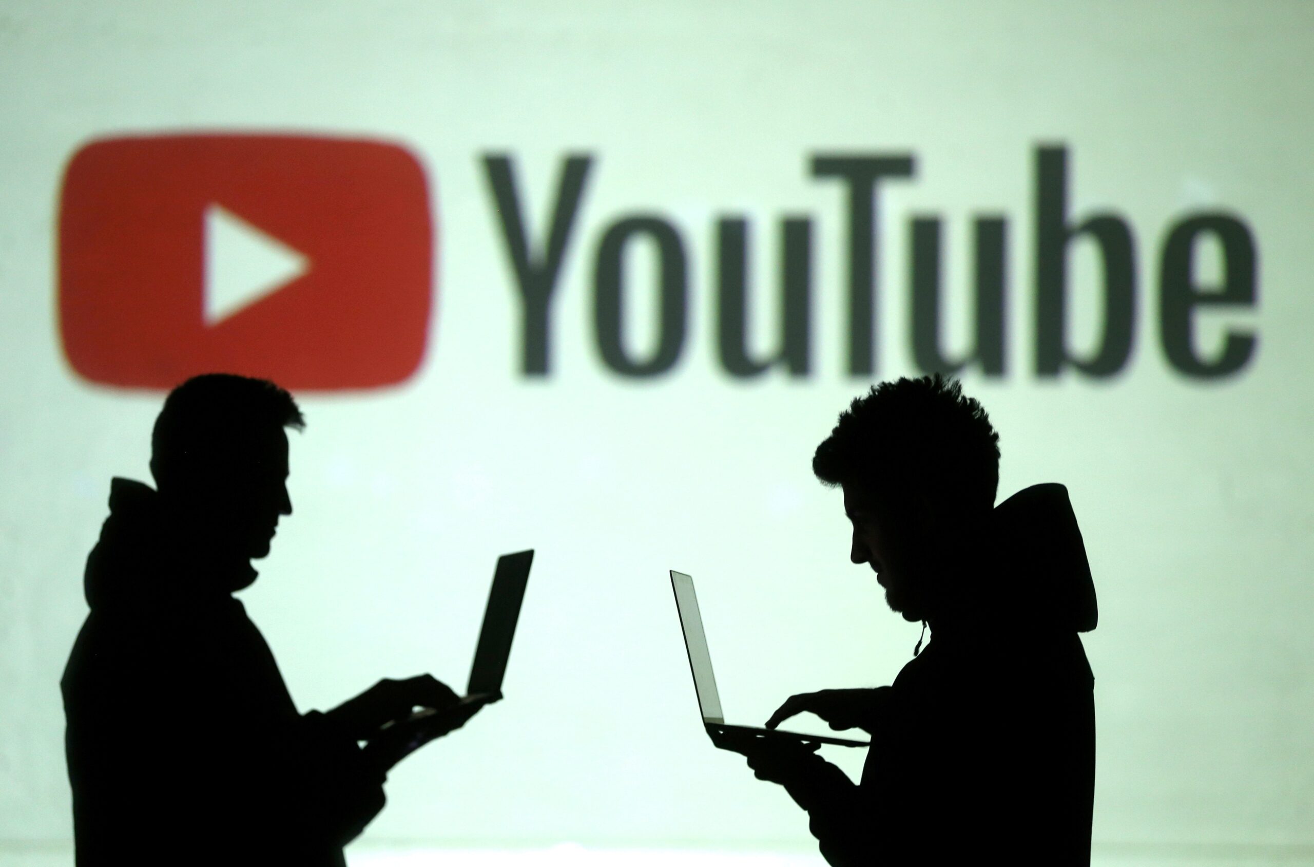 YouTube libera retorno de perfis banidos por conteúdo sobre pandemia e eleições nos EUA