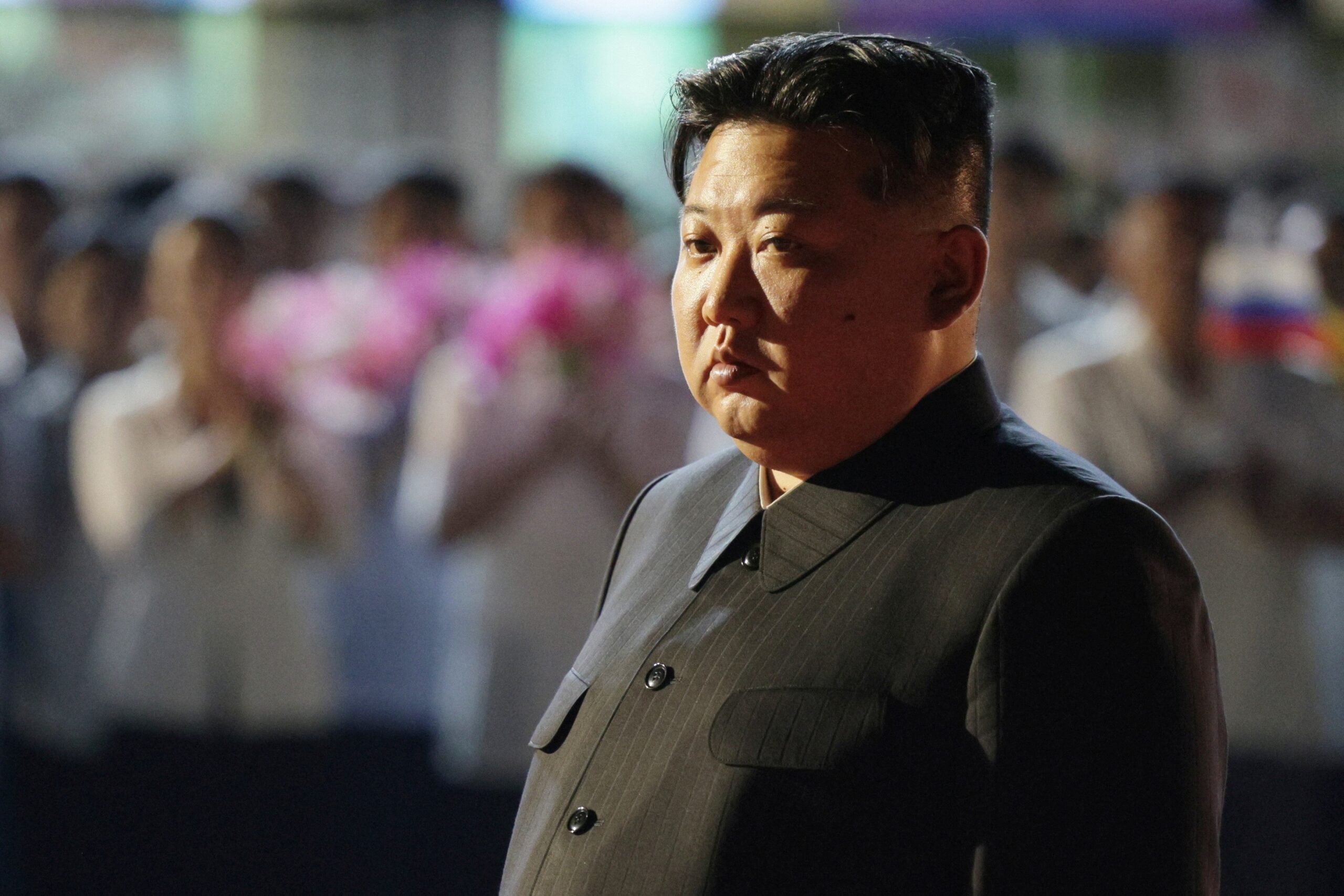 Kim Jong-un diz que nunca trocará seu arsenal nuclear por fim de sanções, mas não descarta diálogo com os EUA