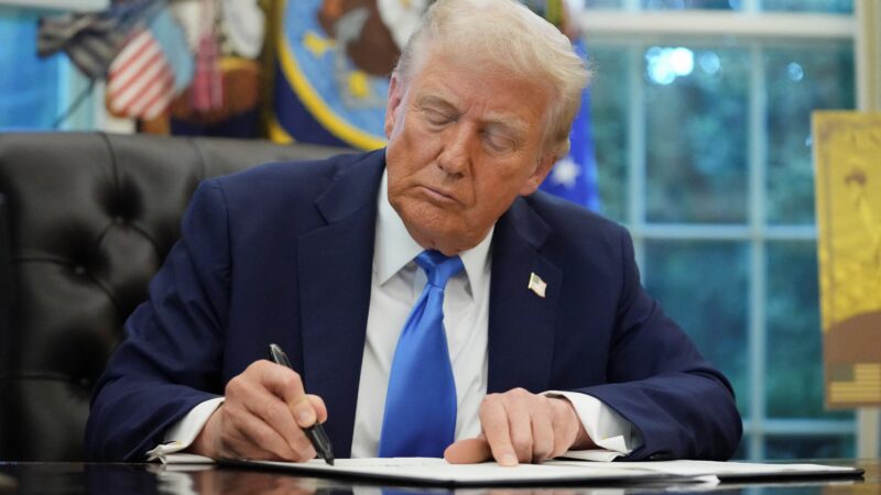 É #FAKE que Jornal Nacional anunciou ordem de Trump para colocar bandeira do Brasil na Casa Branca em apoio a Bolsonaro