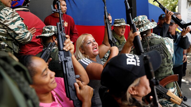 Trump posta vídeo de mulheres correndo com armas e zomba de treinamento militar de civis na Venezuela: ‘Ameaça séria’