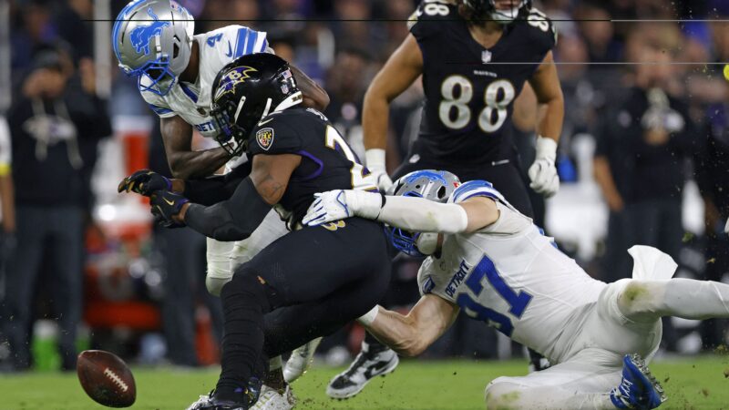 NFL: Running back dos Ravens se irrita com erro e atira capacete no banco; vídeo