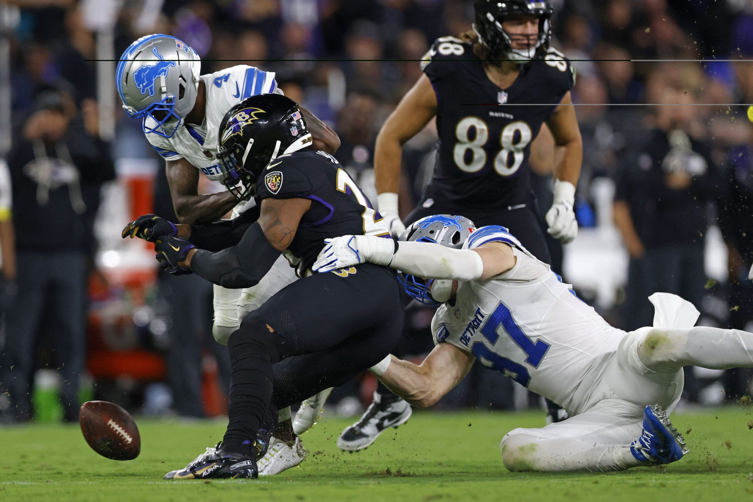 NFL: Running back dos Ravens se irrita com erro e atira capacete no banco; vídeo