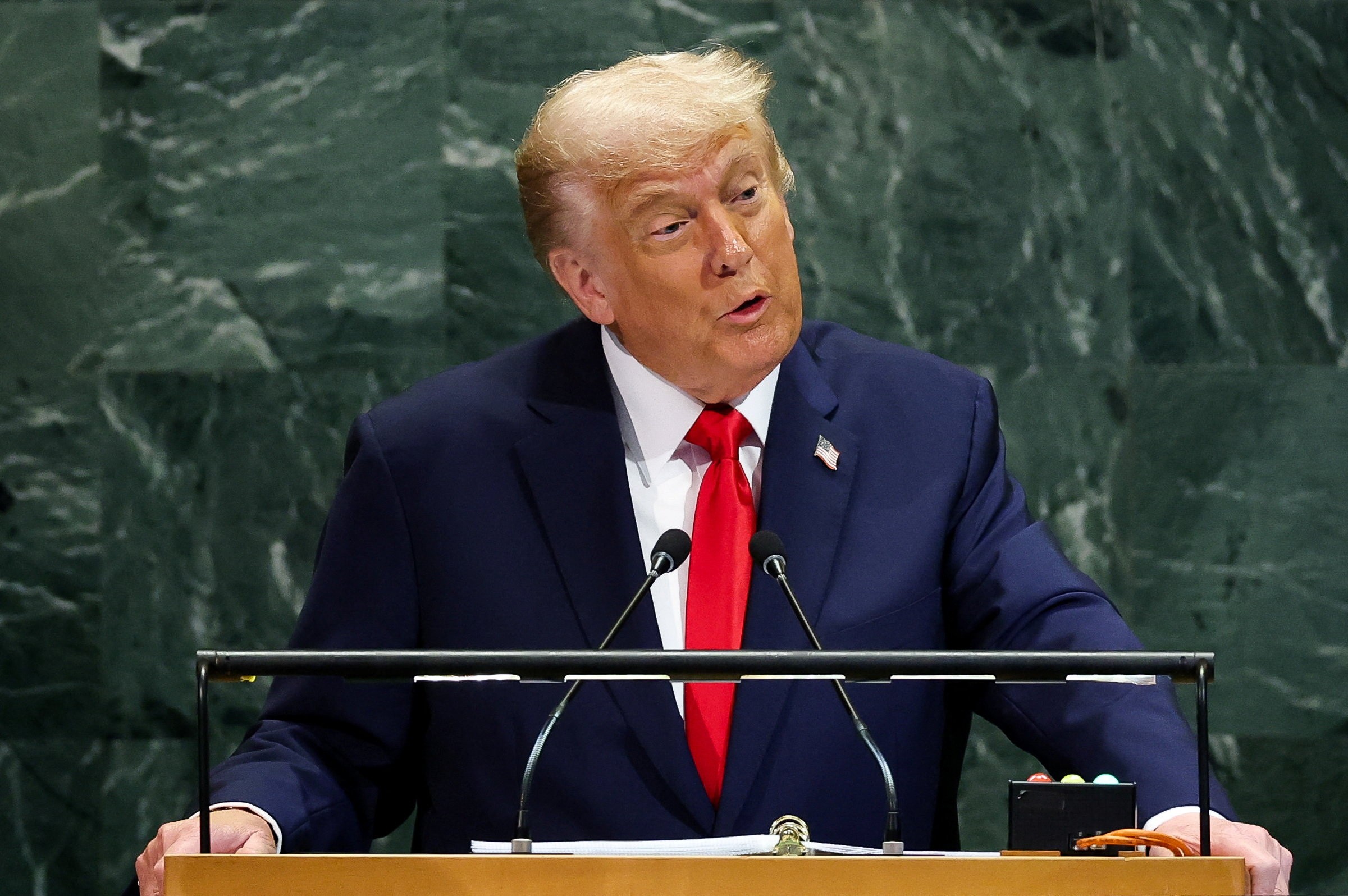 Trump diz ter sido sabotado na ONU após falhas na escada rolante e no teleprompter e exige investigação
