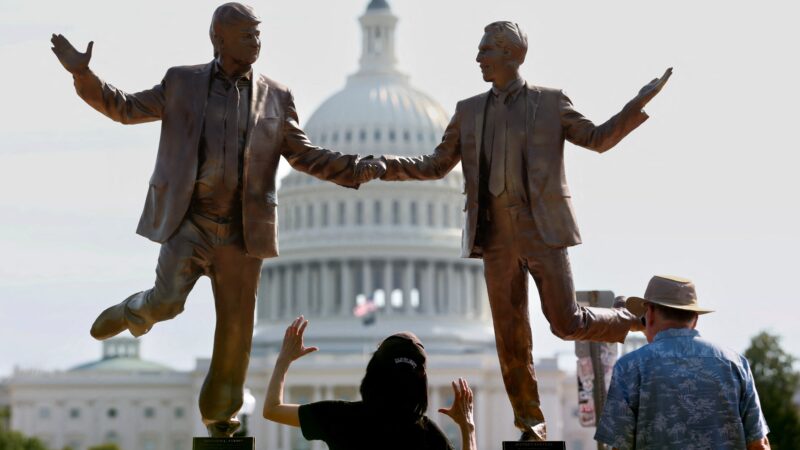 Estátua de Trump e Epstein de mãos dadas aparece em frente à sede do Congresso dos EUA