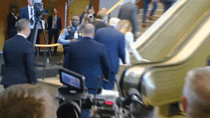 VÍDEO: Escada rolante da ONU trava durante subida de Trump e Melania