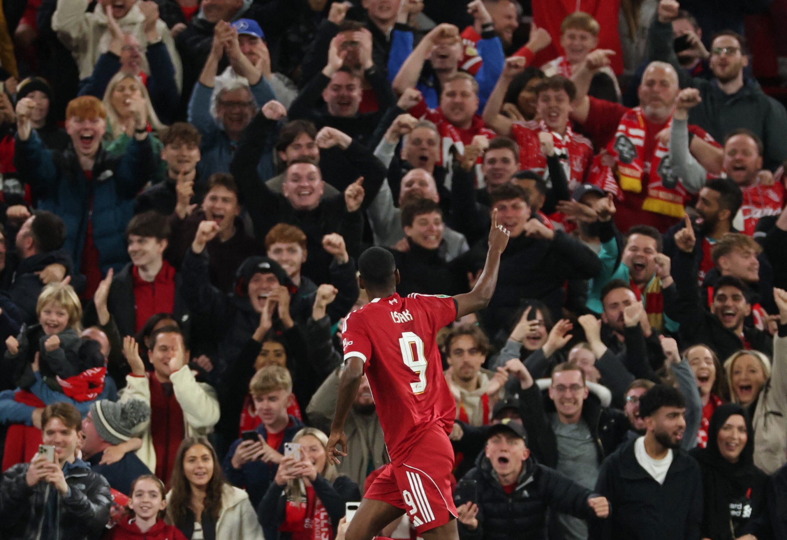 Isak faz primeiro gol pelo Liverpool na vitória sobre o Southampton pela Copa da Liga Inglesa