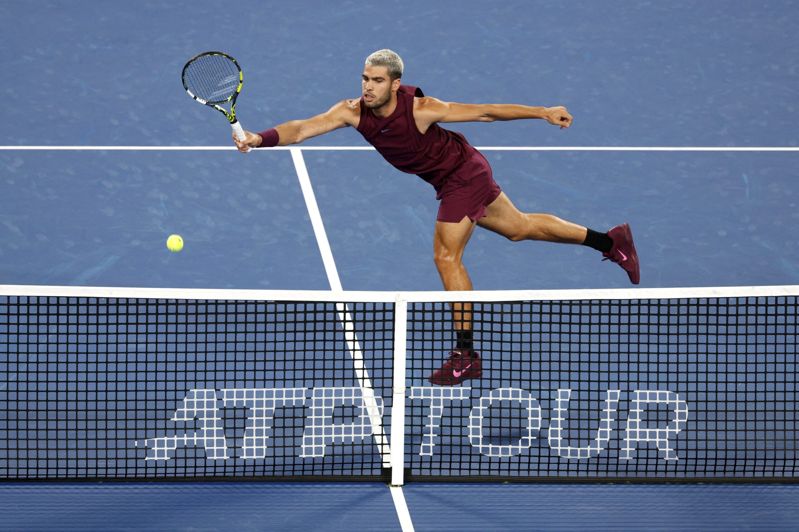 Alcaraz sofre lesão, cai em quadra e preocupa fãs, mas vence argentino em estreia no ATP 500 de Tóquio