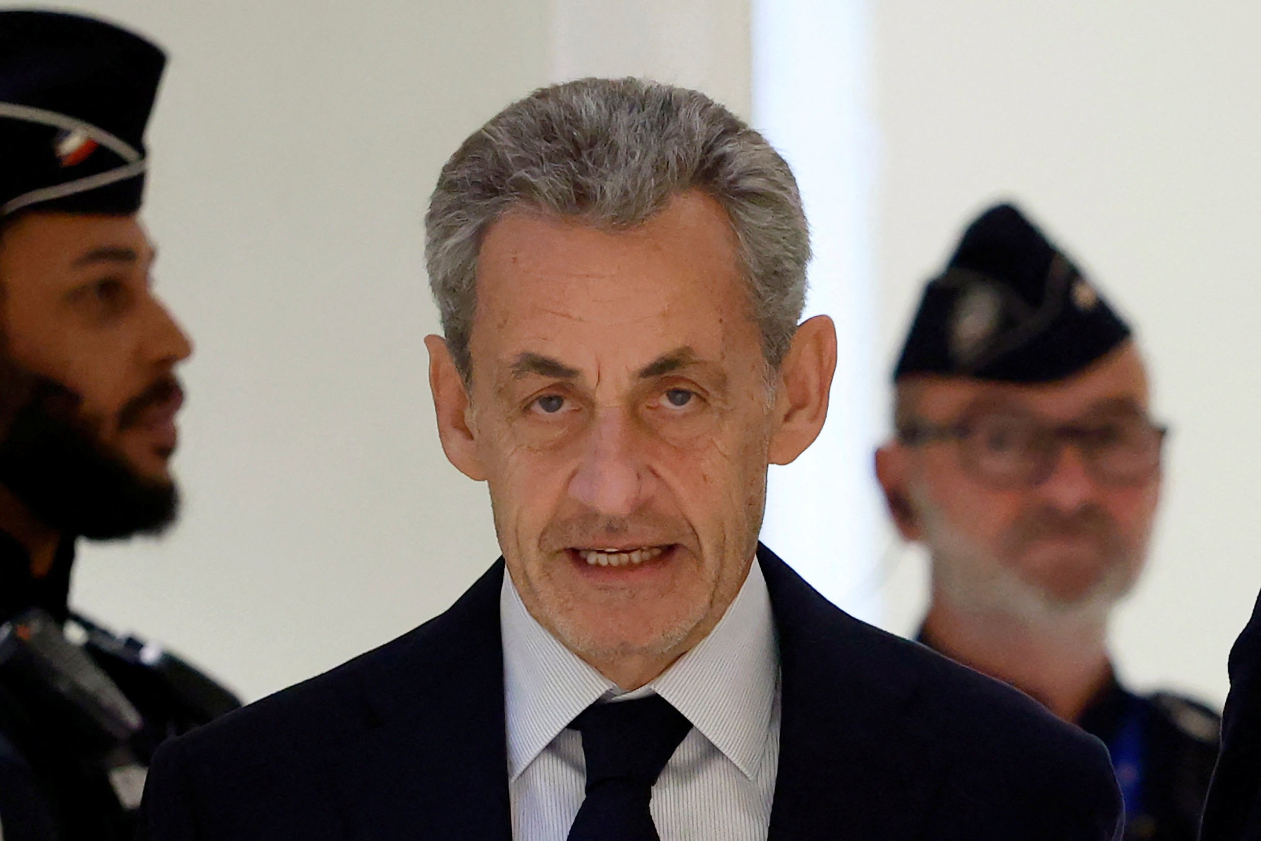‘Dormirei na cadeia de cabeça erguida’: ex-presidente francês Sarkozy diz que vai recorrer da condenação a 5 anos de prisão