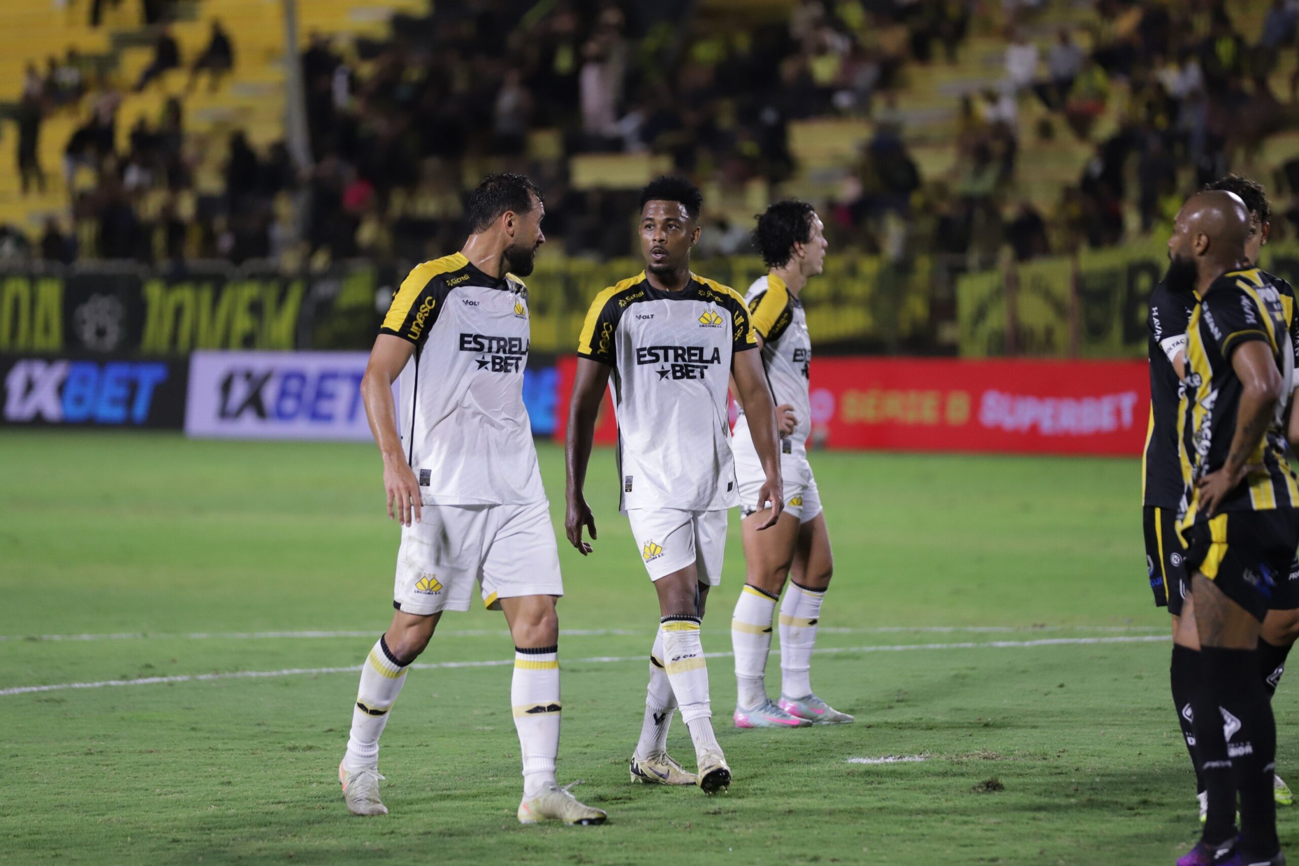 Criciúma terá mudança no sistema defensivo contra o Coritiba; veja provável