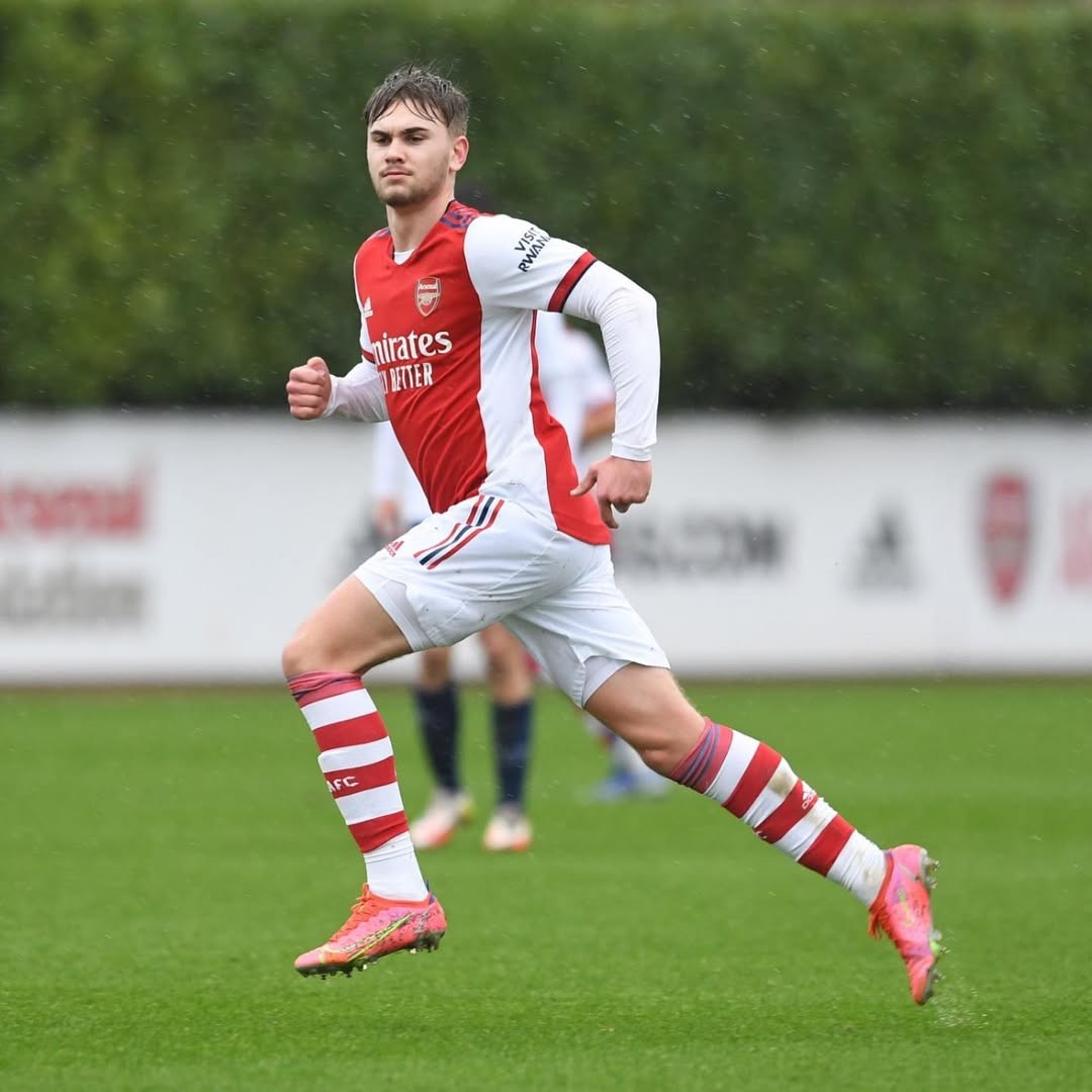 Ex-Arsenal sofre grave lesão cerebral em jogo e está em coma induzido