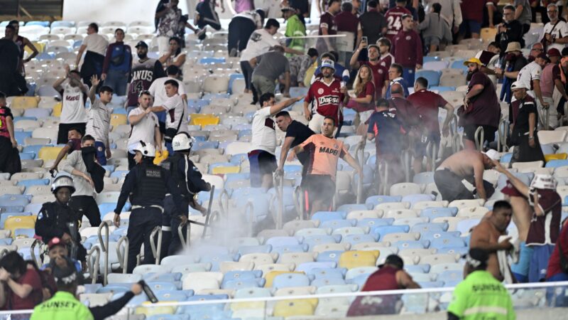 Confusão entre polícia e torcida do Lanús atrasa segundo tempo da partida contra o Fluminense