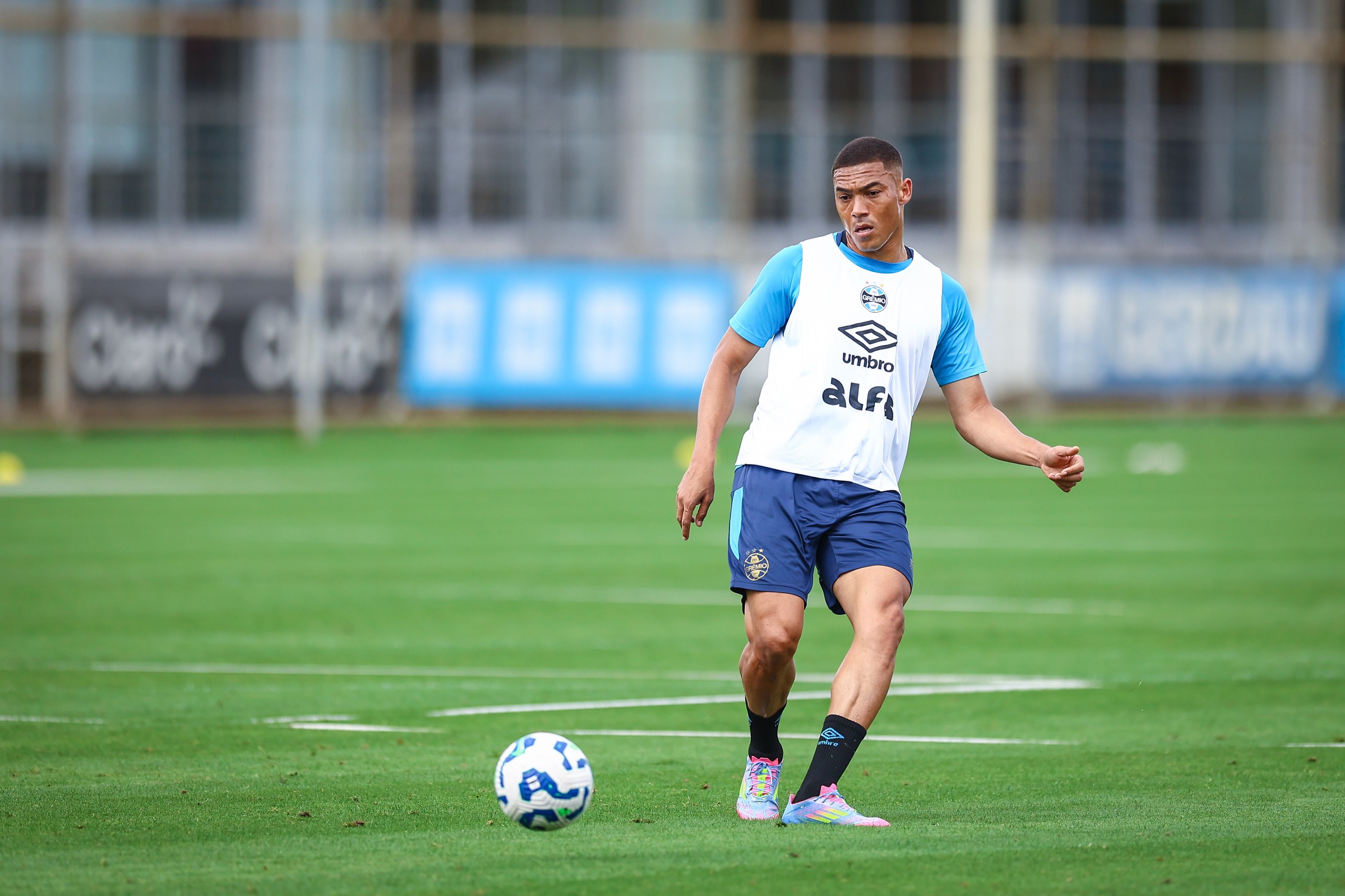 Veja como o Grêmio planeja as voltas de Carlos Vinicius e Cuéllar