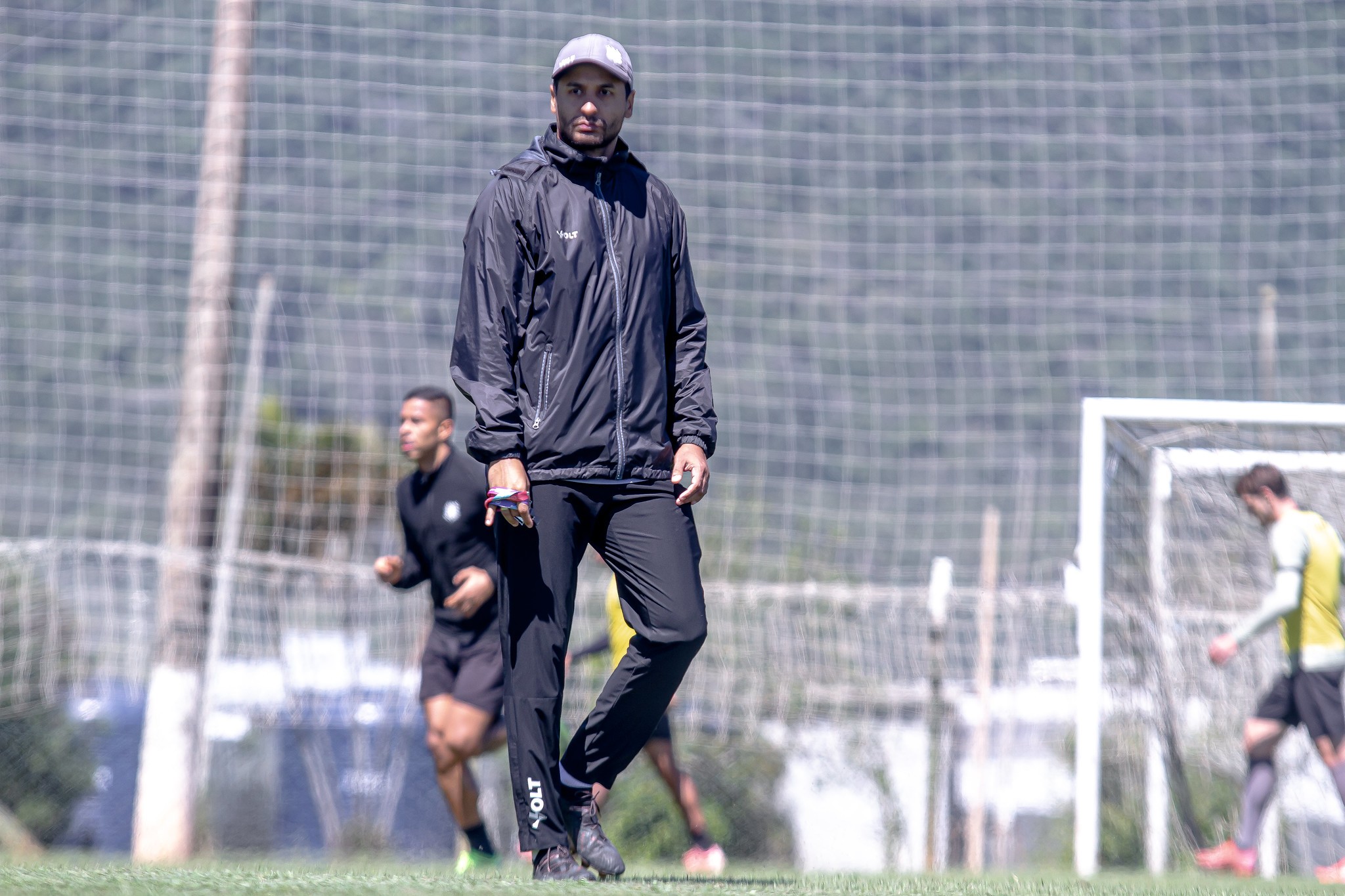 Tutti Mendes agradece tempo livre para evoluir jogo agressivo do Figueirense: “Mais dominante”