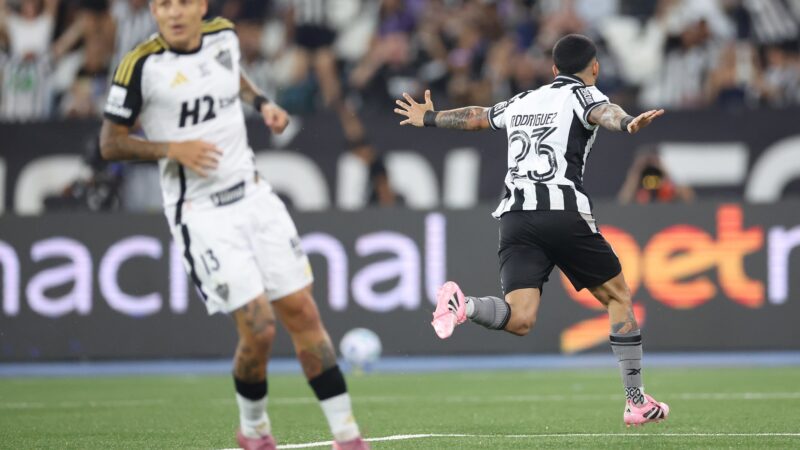 Botafogo vence jogo com um a menos pela terceira vez em menos de um ano