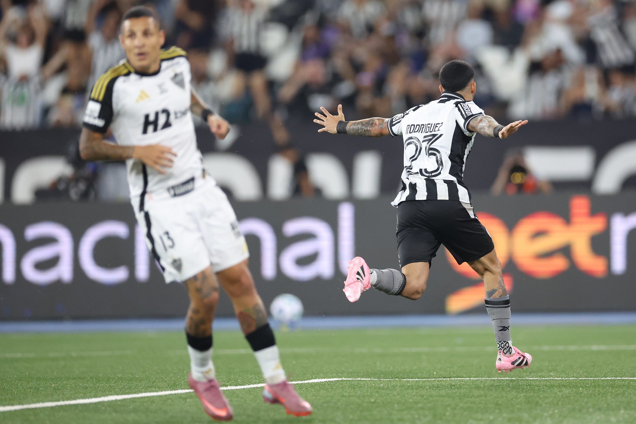 Botafogo vence jogo com um a menos pela terceira vez em menos de um ano