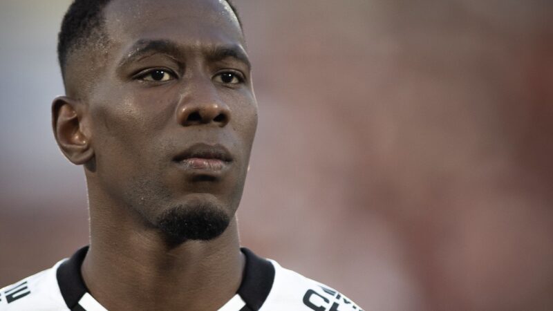 Devido à concussão de Robert Renan, Vasco deve ter 10ª dupla de zaga diferente com Diniz; veja formações