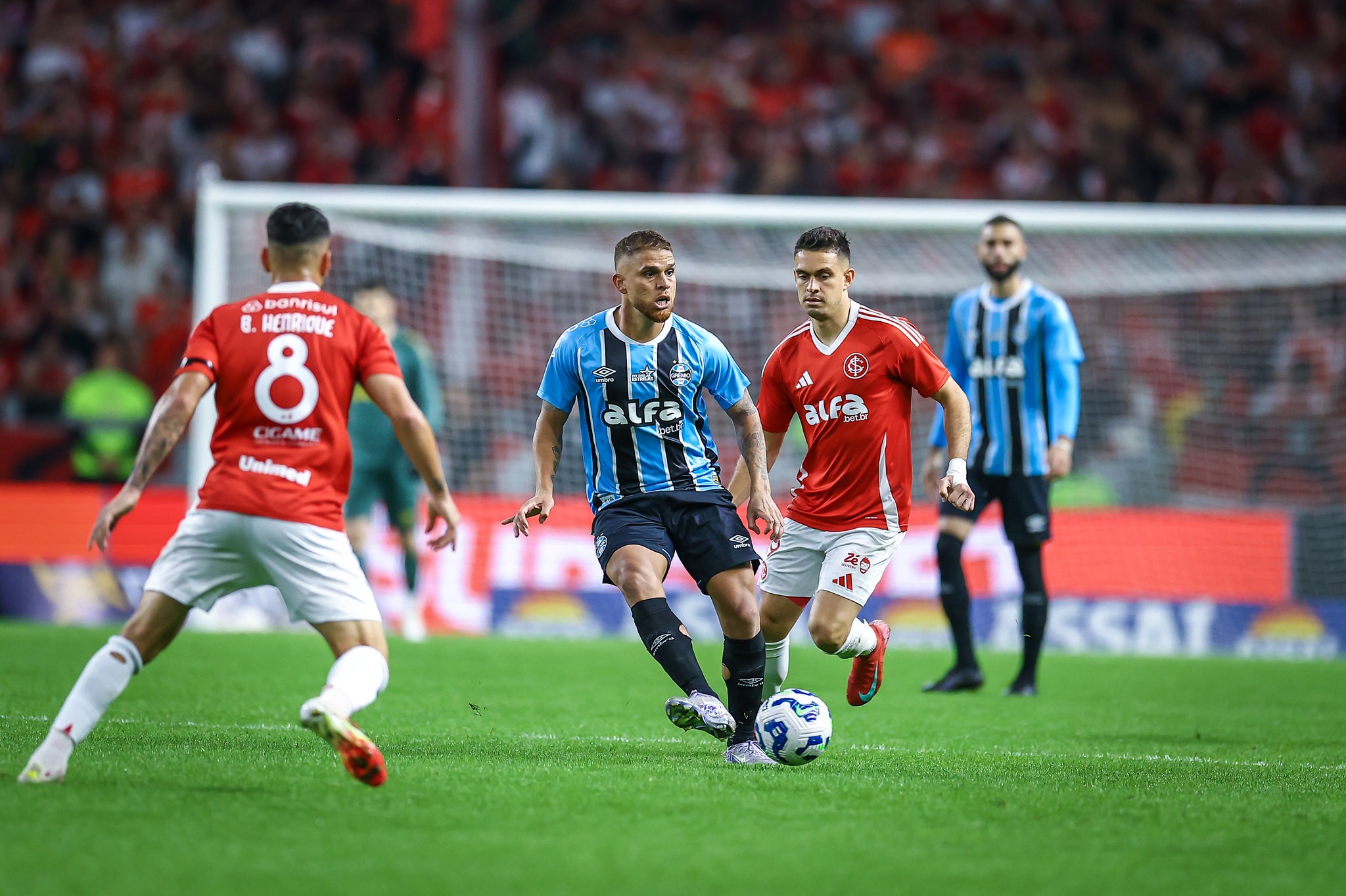 Saiba qual é a chance de o Grêmio contar com Cuéllar e Carlos Vinicius contra o Vitória