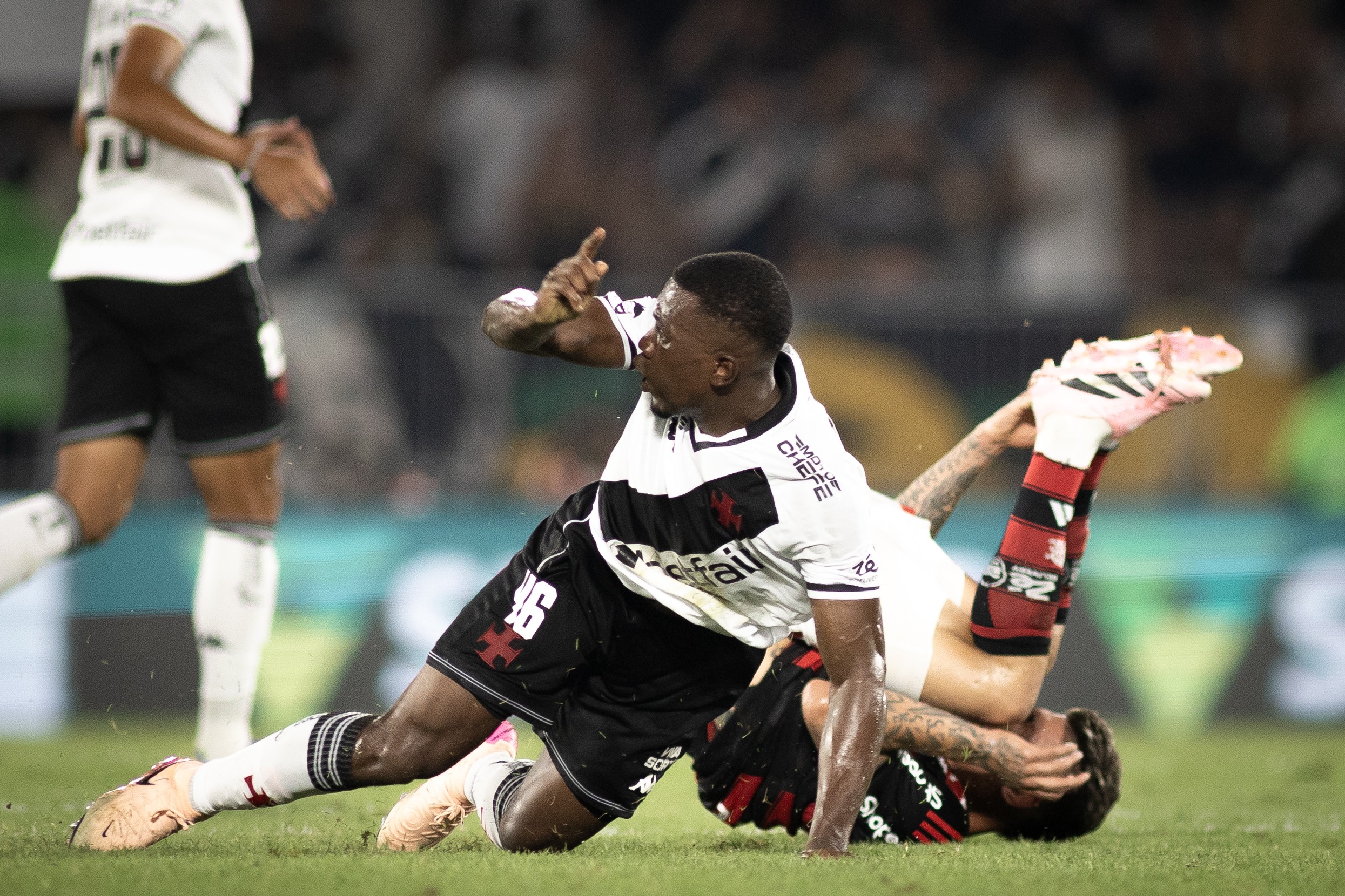 Cuesta mostra credenciais em estreia como titular no Vasco e é elogiado por Diniz: “Foi um acerto”