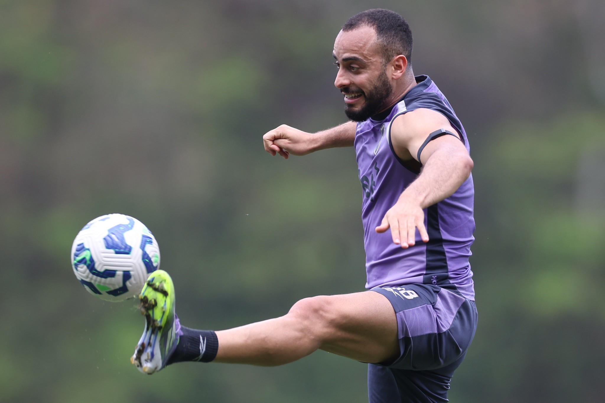 Arthur Cabral e Artur treinam com bola e se aproximam de retorno no Botafogo