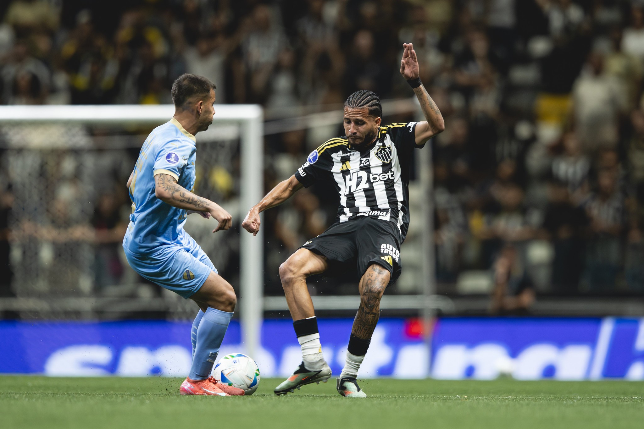 Volante do Atlético-MG, Alexsander tem entorse no joelho direito e será reavaliado