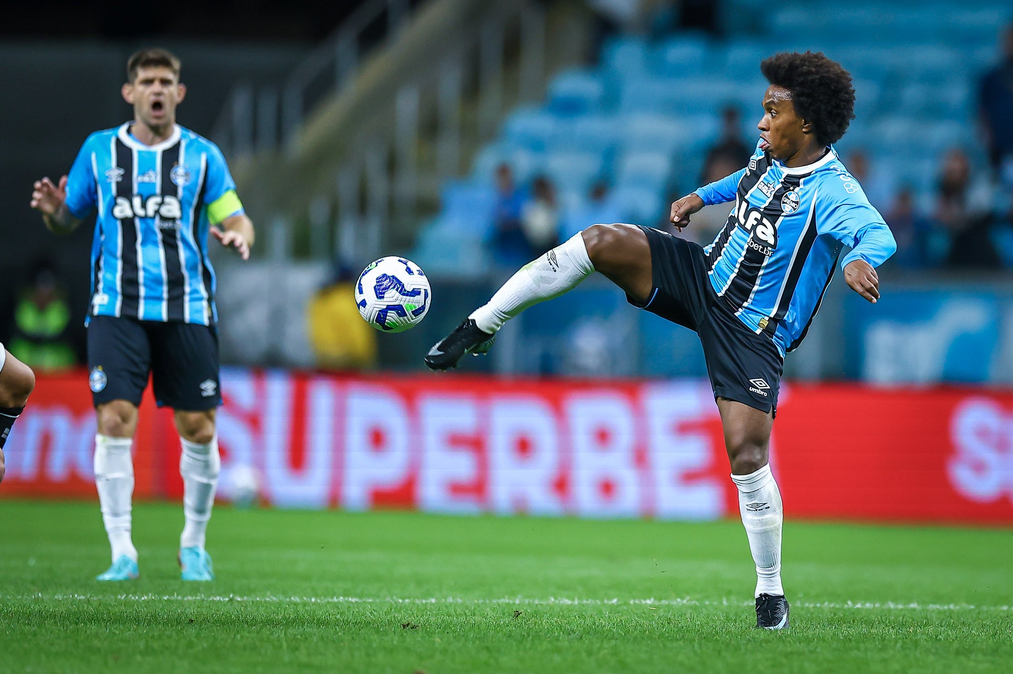 Análise: enquanto Willian sobe sarrafo de qualidade, Grêmio falha na “hora H”