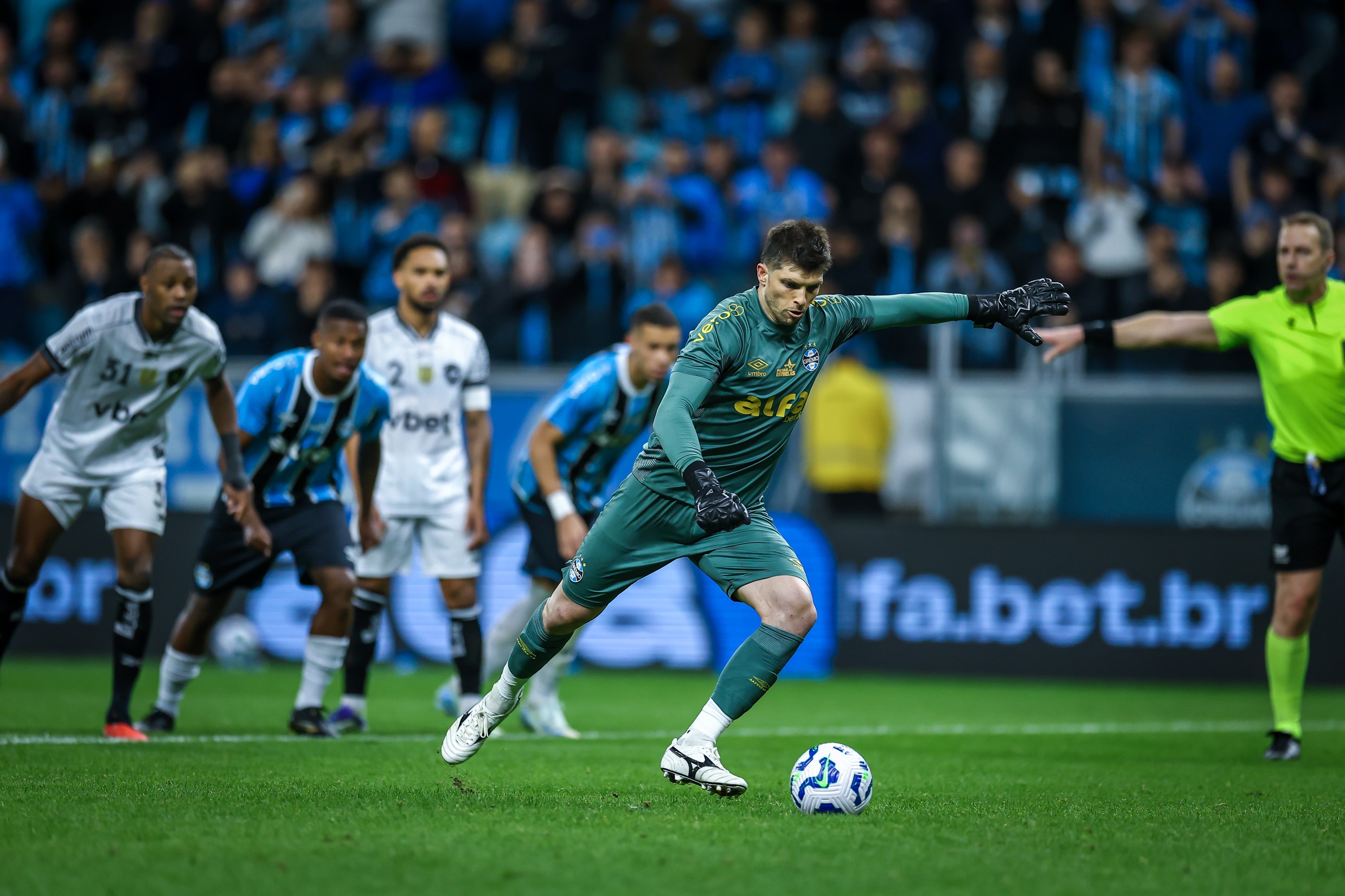 Grêmio: Volpi aperfeiçoa cobranças de pênaltis em apostas com outros goleiros; saiba detalhes