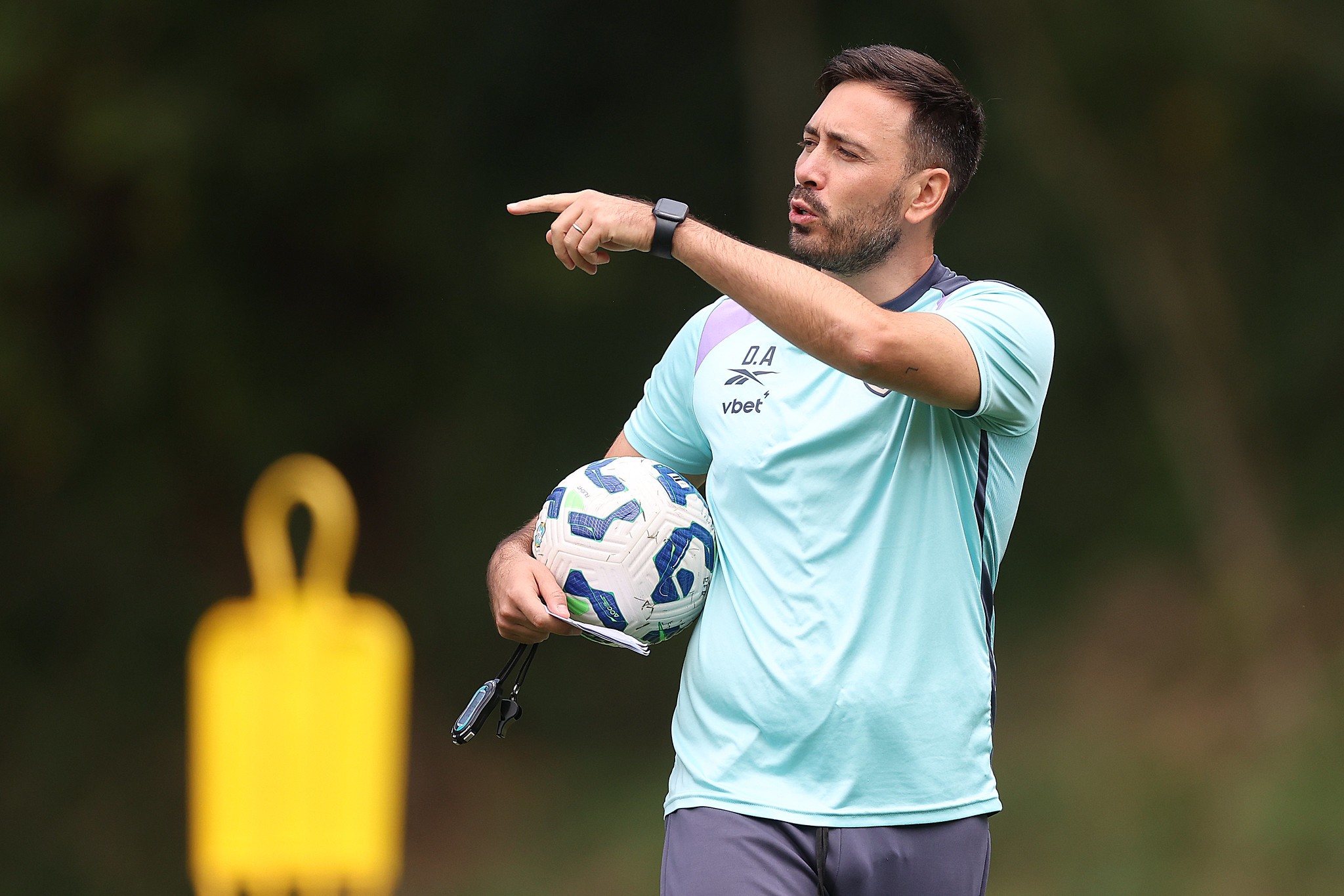 Escalação do Botafogo: time terá desfalque da zaga titular, mas Savarino deve voltar ao time no clássico