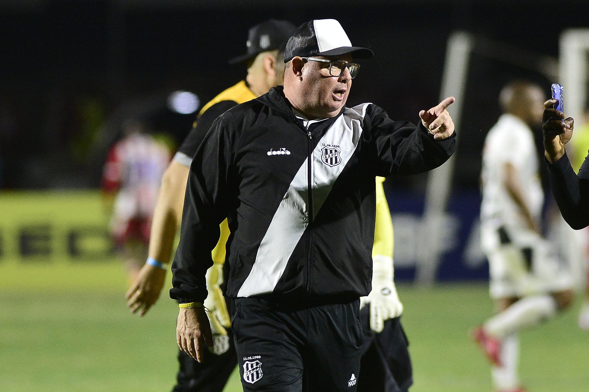 Invicto, ex-Santos sobe a Ponte e desafaba: “As pessoas no futebol são muito maldosas”