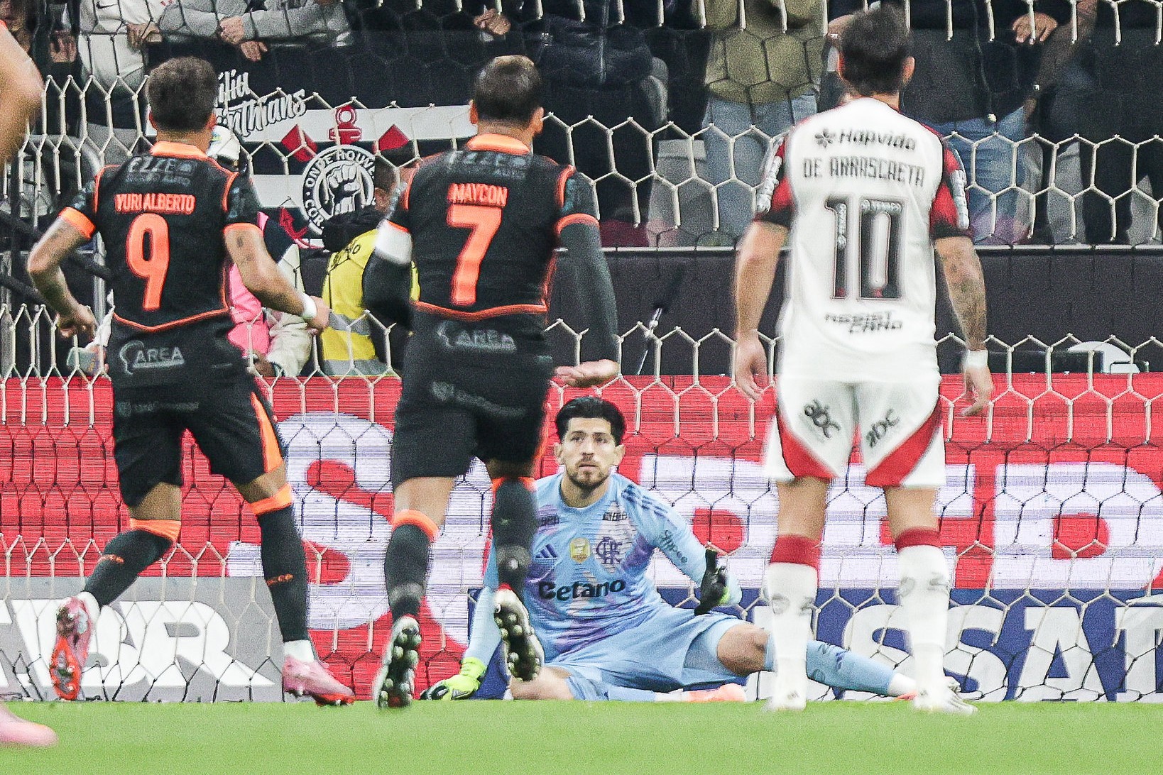 Déjà vu? Sentado, Rossi defendeu pênalti de cavadinha de De la Cruz, hoje no Flamengo, em 2019