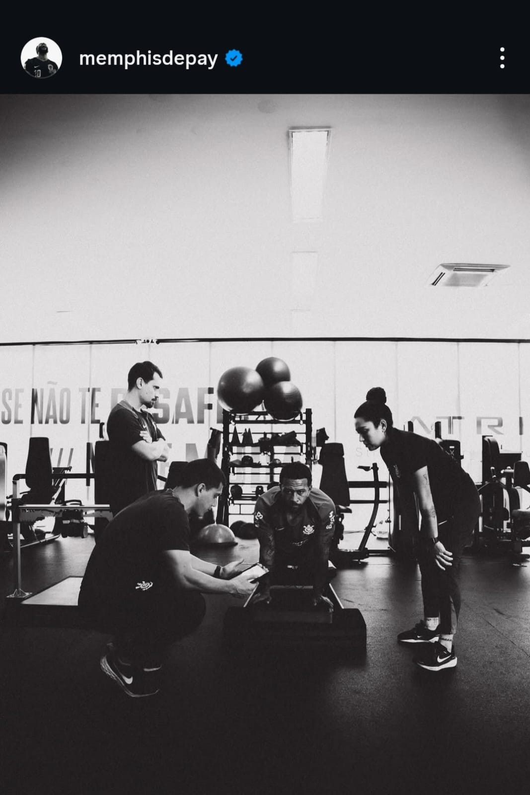 Corinthians adota cautela com Memphis Depay, que pode ser desfalque contra o Flamengo